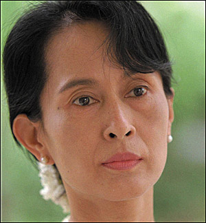 버마 민주화운동을 이끌던 아웅 산 수치 여사는 감옥에서 64번째 생일을 맞게 되었다. 