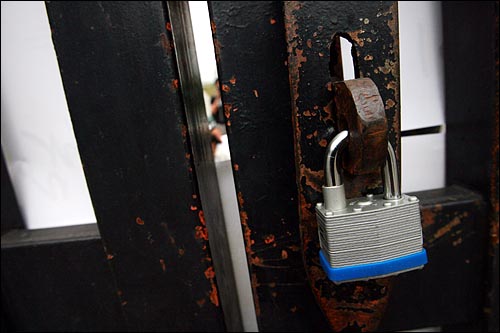 고 노무현 전 대통령 추모콘서트 준비차량을 막기 위해 굳게 닫혀 있는 연세대 정문에 자물쇠가 채워져 있다.