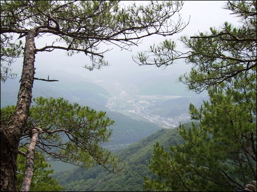 산행 중에 뒤돌아본 강촌역 일대 풍경