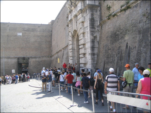 바티칸 박물관에 입장하려고 줄지어 서있는 입장객들. 2~3시간 기다리던 것은 옛 이야기가 되었다.