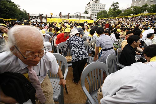 고 노무현 전 대통령 추모콘서트 '다시, 바람이 분다'에서 참가자들이 늘어나자 먼저 와 있던 참가자들이 의자를 무대앞으로 당겨 앉으며 공간을 만들어주고 있다.