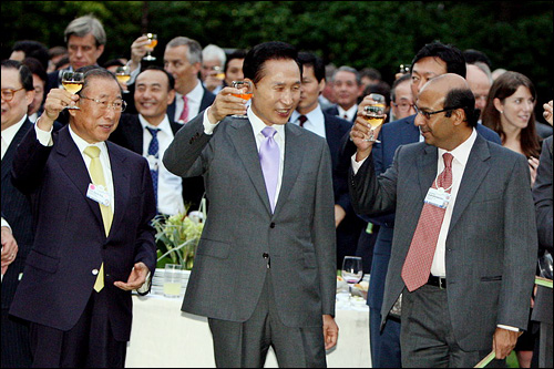 19일 오후 이명박 대통령이 청와대 녹지원에서 열린 세계경제포럼 환송 리셉션에서 조석래 전경련 회장(왼쪽) 등 참석자들과 건배를 하고 있다. 