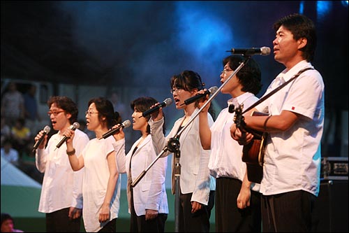 고 노무현 전 대통령 추모콘서트 '다시, 바람이 분다'에서 공연을 하는 노래를찾는사람들.