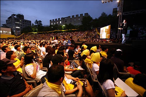 21일 저녁 서울 구로구 항동 성공회대학교 대운동장에서 권해효씨의 사회로 고 노무현 전 대통령 추모콘서트 '다시, 바람이 분다' 공연이 시작하고 있다.