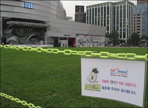 22일 서울광장 잔디밭은 시민들의 출입이 통제됐다. '잔디가 쉬는 날'이기 때문이다.