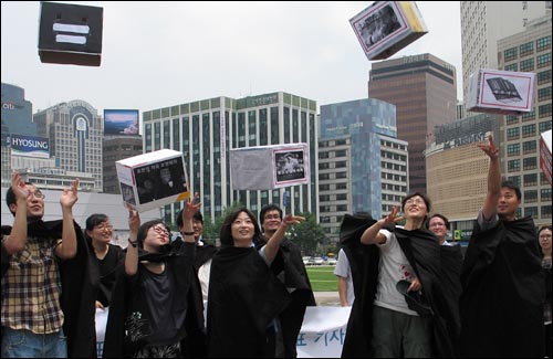 22일 오전 11시 서울광장에서 열린 '이명박 정부 표현의 자유 침해 실태 발표 기자회견'에서 참가자들이 정부 탄압을 벗어던지는 모습의 퍼포먼스를 하고 있다.