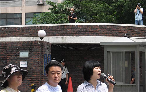 22일 오후 1시 서울경찰청 제1기동당 앞에서 열린 '경찰폭력 인권감시단' 발족 기자회견에서 사복을 입은 경찰이 참가자들을 채증하고 있다.