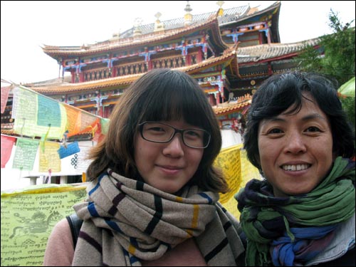 용닝 자메이사에서 글쓴이(오른쪽)가 딸 린이와 둘만의 첫 여행의 흔적을 남기며