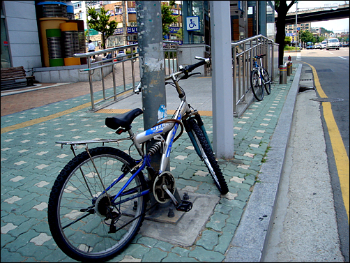 자전거 전용도로보다 제대로 된 자전거보관대나 설치하시죠!!