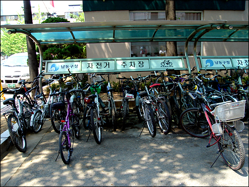 남동구청의 비좁은 주차장에 넘쳐나는 자전거들이 안쓰럽다.