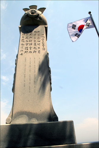 장사 상륙작전 학도병 전몰 기념비 인천상륙작전에 앞서 북한을 혼란시키기 위해 경상북도 장사 앞바다에서 위장 상륙작전이 펼쳐졌다. 참가 병력은 대부분 학도병이었고, 이 곳에서 139명이 죽거나 바다에 빠져 실종되었다. 이곳 동해안 모래밭에는 지금 기념비가 쓸쓸히 서 있다.