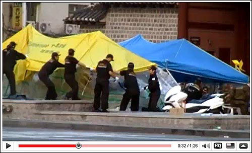  24일 새벽 보수단체인 국민행동본부와 고엽제전우회 회원 수십명이 서울 덕수궁 대한문앞 '고 노무현 전 대통령 시민분향소'에 몰려와 분향소를 파괴하는 동영상을 'coreano1004' 아이디를 가진 네티즌이 '유튜브'에 등록했다.