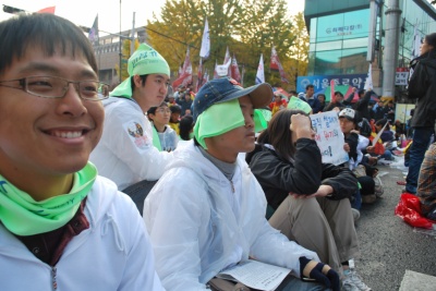 2008년 11월 전국노동자대회에 참가한 필자. 노동자 문제에 대해 학내에서 관심있는 친구와 모임을 꾸려 활동을 하던 중 서울노동자대회 집회에 참가했다. 