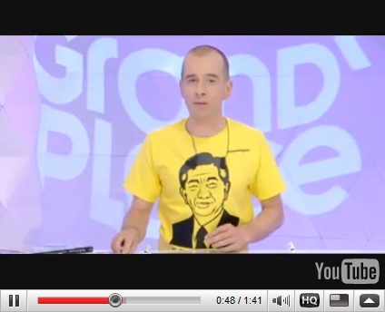 노무현 전 대통령이 그려진 노란 티셔츠를 입고 방송하는 앵커가 화제가 되고 있다. 사진은 유투브 캡처