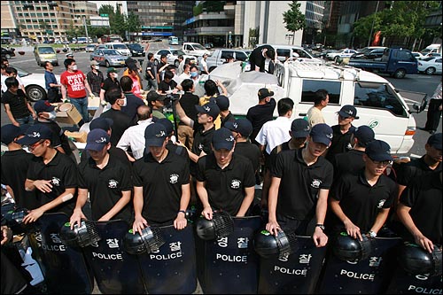 경찰들이 시민분향소를 에워싸고 있는 가운데 수십명의 중구청 직원들이 분향소 시설물들을 실어가고 있다.