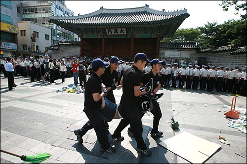 고 노무현 전 대통령 시민분향소 강제철거에 항의하는 시민이 연행되고 있다.