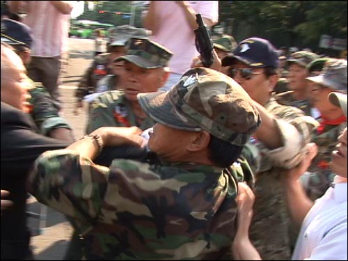 24일 오후 여의도 MBC 본사앞에서 시위를 벌이며 진입을 시도하던 고엽제전우회 회원이 가스총을 꺼내 'MBC를 향해 쏘겠다'며 위협하고 있다. (동영상 화면)