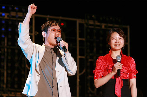개그맨 노정렬씨와 칼라TV 이명선씨가 24일 저녁 여의도 문화마당에서 열린 '힘내라! 민주주의' 콘서트 진행을 하고 있다. 