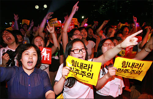 24일 저녁 여의도 문화마당에서 열린 '힘내라! 민주주의' 콘서트에서 윤도현밴드의 공연을 지켜보던 관객들이 일제히 자리에서 일어나 환호하고 있다.