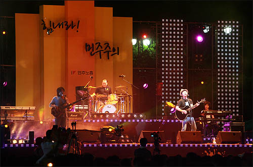 가수 안치환씨가 24일 저녁 여의도 문화마당에서 열린 '힘내라! 민주주의' 콘서트에 참여해 열창하고 있다.