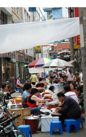  김밥, 떡볶이, 순대, 김치, 부침개 등을 팔고 있는 상인들과 이들의 음식으로 허기진 배를 달래고 있는 사람들. 아리랑 골목은 국제시장과 PIFF광장이 만나는 또 다른 골목이다