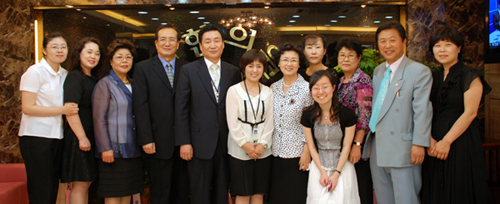 개소식에 참석한 남북한의학연구소 회원들과 함께 
