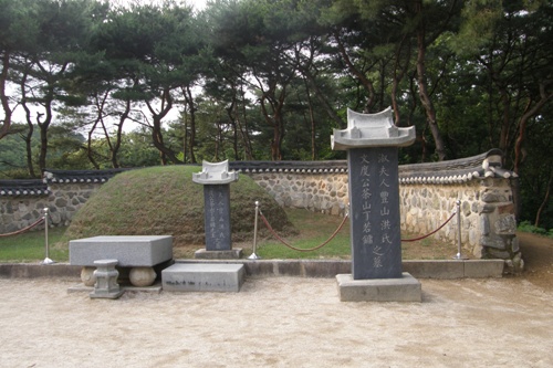 남양주시 조안면 '여유당' 뒤편 산 아래에 위치하고 있다. 다산은 '자찬묘지명'을 남긴 것으로 유명하다. 대개 묘지명은 가까운 친지가 쓰는 법인데, 다산은 스스로 묘지명을 썼다. 자신의 삶에 대해 잘 모르면서 왈가왈부하는 사람이 없도록 하려는 의도를 엿볼 수 있다. 
