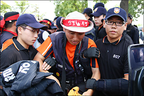 26일 오전 쌍용차 평택공장 앞에서 쌍용차노조 간부가 경찰에 강제 연행되고 있다.