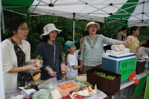 유기농 샌드위치를 아이와 함께 팔고 있는 참가자