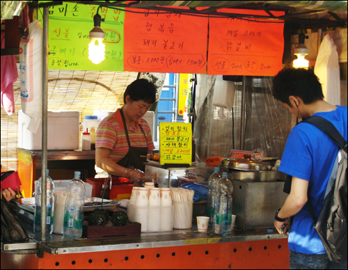 노량진 길거리 음식의 하이라이트는 '주먹밥'이다. 