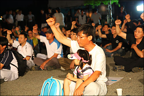  26일 밤 쌍용차 평택공장 정문 앞에서 열린 집회에서 한 쌍용차 노동자가 사측의 공잔 진입을 규탄하고 있다.