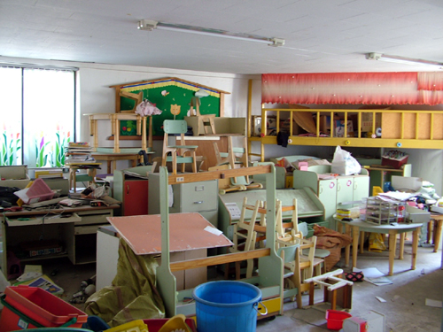 더 이상 운영되지 않는 유치원에 책상과 시설물들만 대강 쌓여 있다
