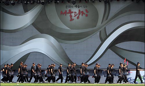 26일 오전 서울 시청광장에서 야 4당 의원들과 시민들이 천막을 설치하고 농성을 시작하자 경찰들이 배치되고 있다.