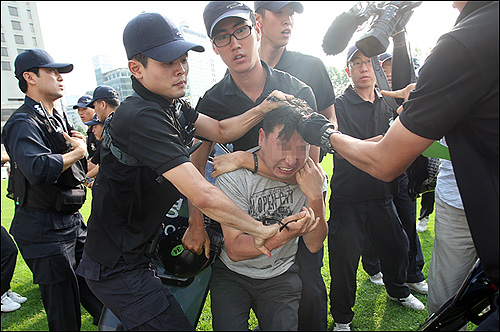  27일 오후 서울 시청광장에서 '4대강 죽이기 사업 저지 범국민 대책위원회'가 주최로 열린 '4대강 생명과 평화를 위한 범국민 한마당'에 참석한 시민들이 집회 방송장비를 반입 시도하다가 경찰들에게 저지되며 강제연행되고 있다.