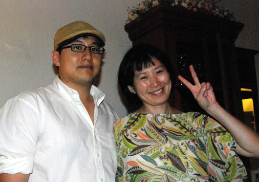 해외입양인 모임 사무총장인 제인 정 트렌카(오른쪽)와 그의 친구. 