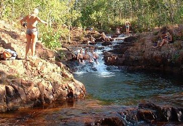 꽤 깊은 웅덩이가 곳곳에 있는 특이한 곳에서 관광객이 물놀이를 즐기고 있다.