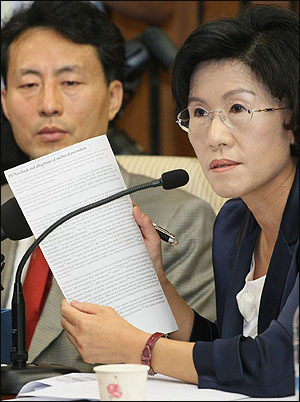 26일 오전 국회에서 열린 한나라당 주요 당직자회의에서 진수희 여의도연구소장이 위키피디아 사이트에 MBC PD수첩의 비윤리적 보도행태가 논란이 되고 있다고 말하고 있다.
