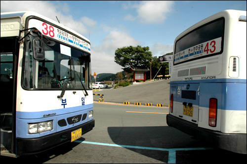 부산지역 시내버스 가운데, 38번과 43번은 '민주공원'을 경유해 운행하고 있다.(사진은 시내버스 정류소 이름을 바꾸기 이전의 모습).