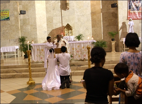 성당에서 결혼식을 올리는 재혼부부