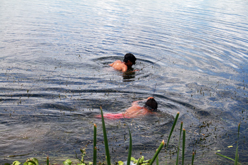 페텐이싸(Peten Itza) 호수에서 물고기를 잡는 아이들.