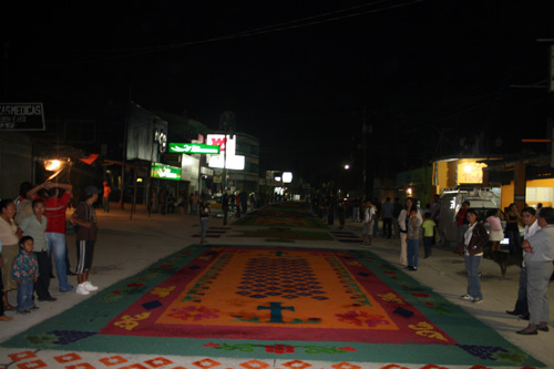 세마나 산타 전야에 길 위에 순례를 위한 장식을 해 놓았다. 