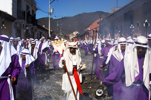 세마나 산타 거리 행진.