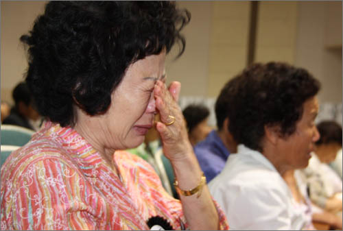 지난 해 열린 제10회 대전산내학살사건 희생자 위령제에 참석한 박귀덕(69)씨가 추도사를 들으며 눈물을 흘리고 있다. (자료사진).