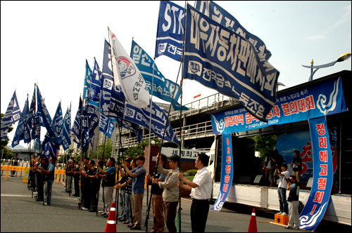 전국금속노조 경남지부는 1일 오후 쌍용차 창원공장 앞에서 '총파업 결의대회'를 열었다. 사진은 깃발 입장 모습.