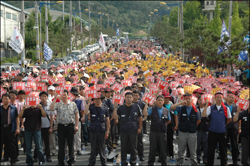 전국금속노조 경남지부는 1일 오후 쌍용차 창원공장 앞에서 '총파업 결의대회'를 열었다. 이날 집회에는 3000여명이 참석했다.