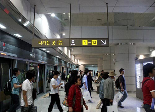 사진은 지난 5월 지하철 9호선 시승 당시 당산역에 내리고 있는 시승객들.