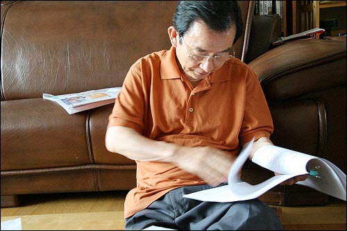 김삼웅 전 독립기념관장이 김대중 평전 집필 자료를 살펴보고 있다.