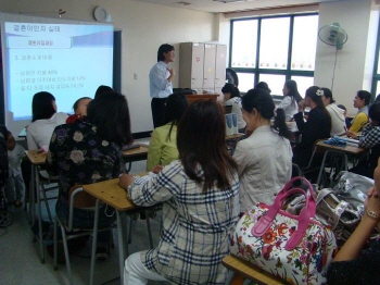 2009년 4월 23일 서구다문화가족지원센터에서 열린 결혼이주여성 인권교육 현장.