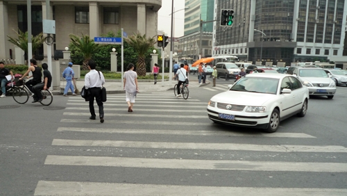 상하이에선 보행자 신호일때 자동차의 우회전이 허용되고 있다. 그런데 뵁자에 대한 배려 보다는 자동차에 대한 배려가 우선(?)인 듯 하다. 출퇴근 시간에는 자전거와 보행자, 자동차가 엉켜 있는 모습이 현재 중국의 교통 문화를 대변하는 듯 하다. 