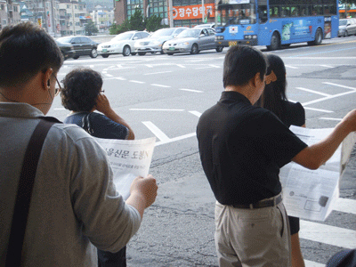 퇴근길 도봉역 앞에서 마을신문을 유심히 읽고 있는 주민들